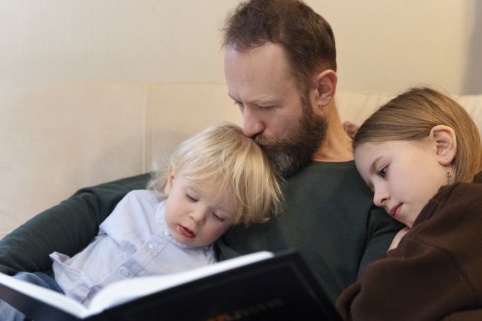 familia leyendo juntos